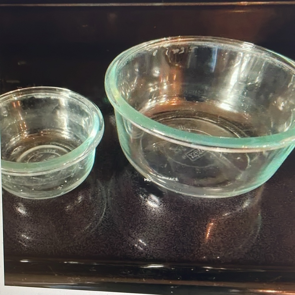 2 clear round Pyrex dishes